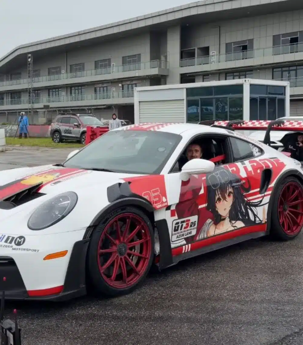 Un legendario experto en motores sorprendió al mundo con su Porsche estilo de Taihou de Azur Lane