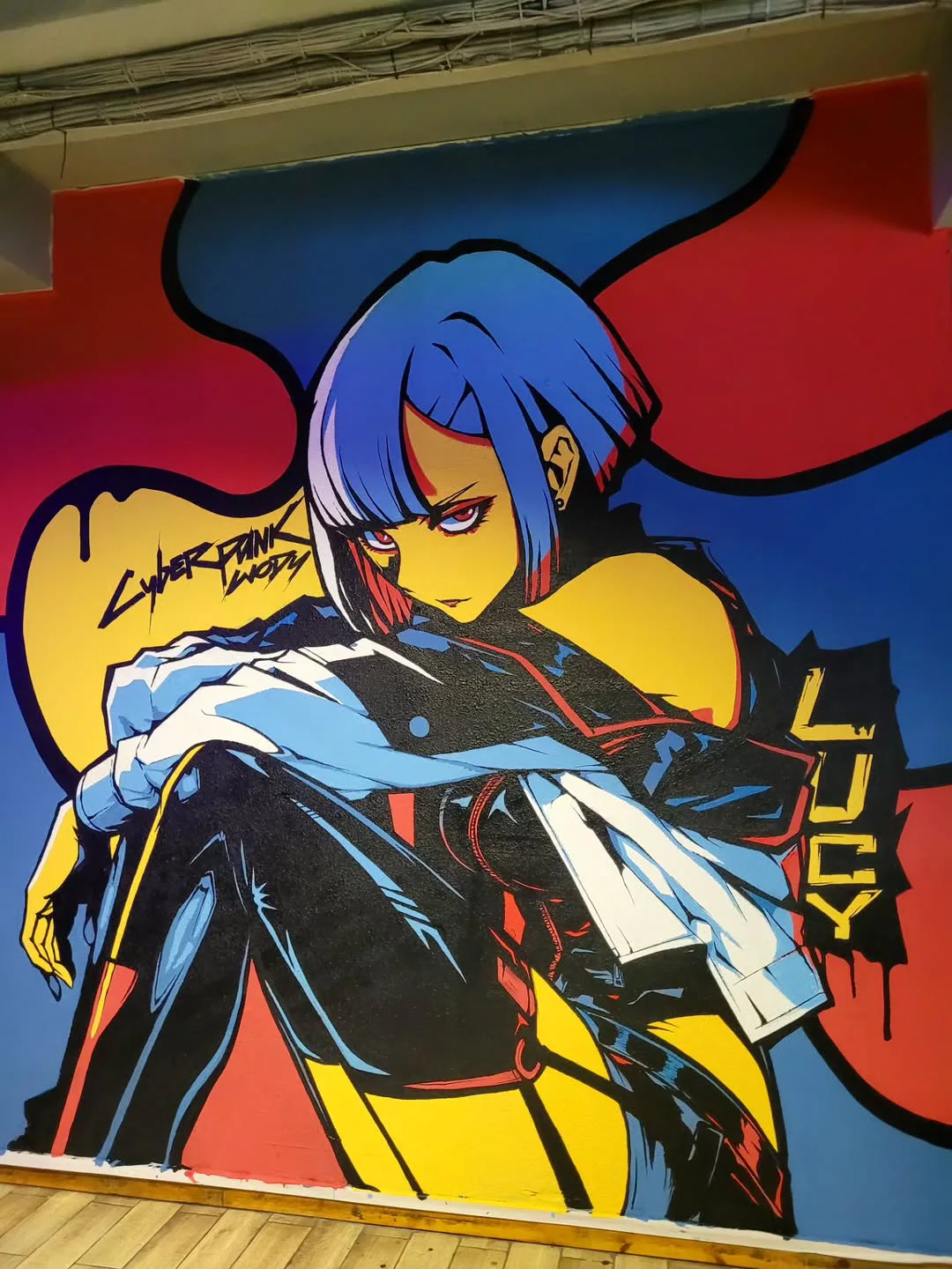 El artista de Kirguistán que pintó murales de Frieren y Chainsaw Man vandalizados varias veces acaba de crear su obra más segura: un mural de Lucy de Cyberpunk: Edgerunners dentro de un club de informática