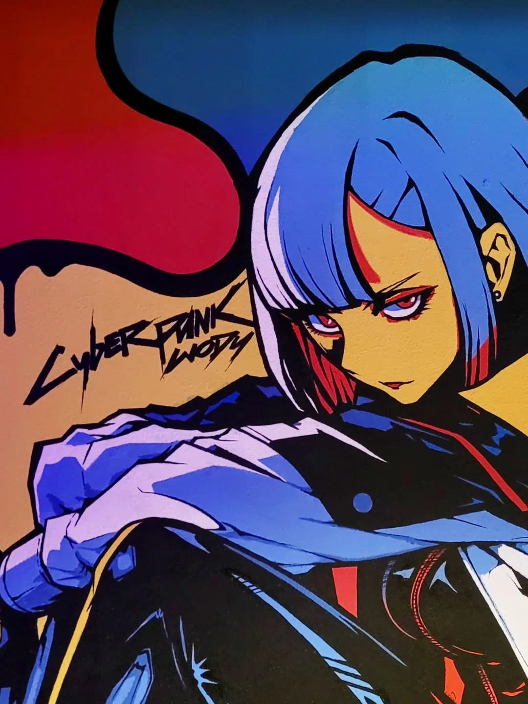 El artista de Kirguistán que pintó murales de Frieren y Chainsaw Man vandalizados varias veces acaba de crear su obra más segura: un mural de Lucy de Cyberpunk: Edgerunners dentro de un club de informática