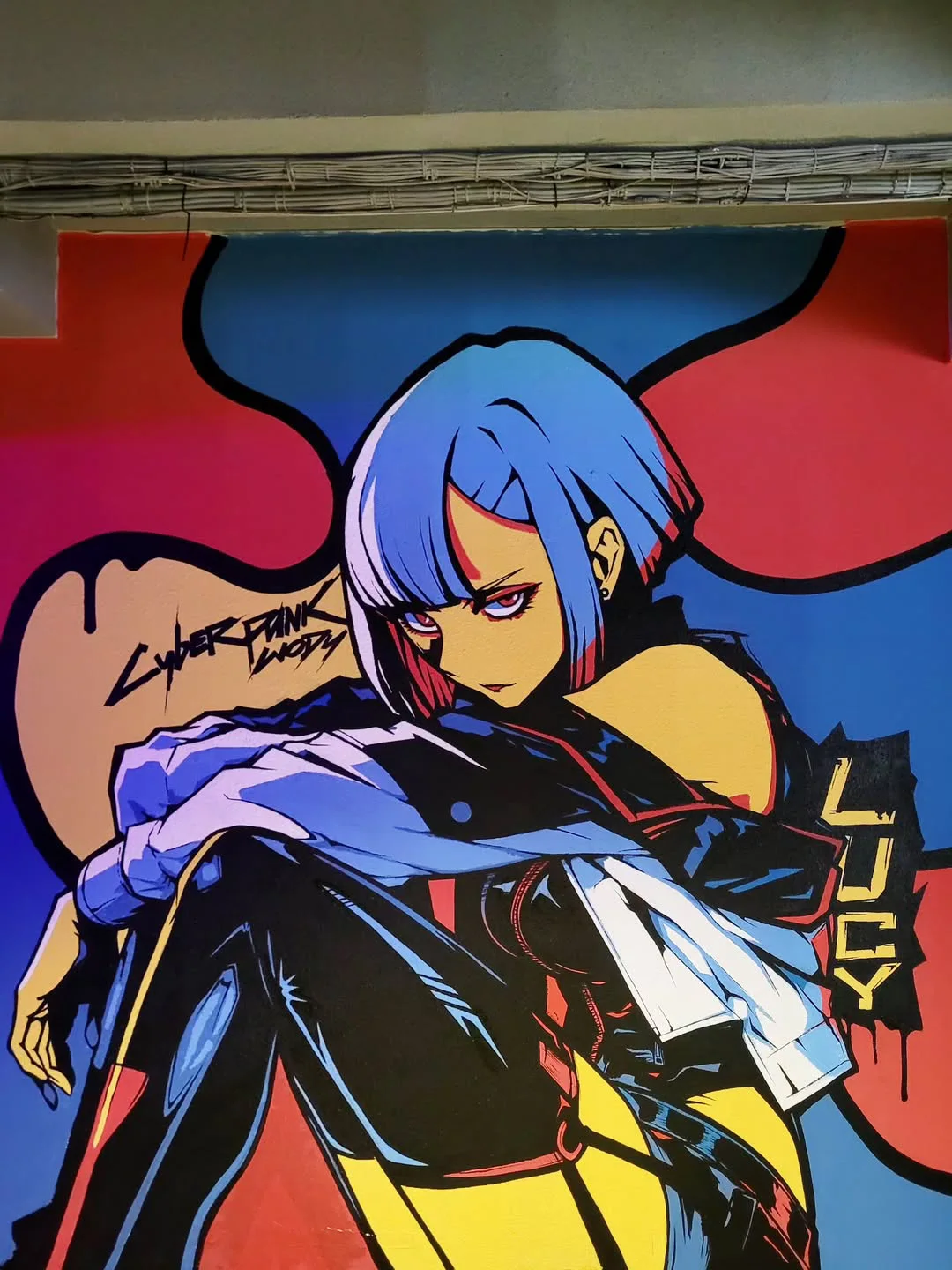 El artista de Kirguistán que pintó murales de Frieren y Chainsaw Man vandalizados varias veces acaba de crear su obra más segura: un mural de Lucy de Cyberpunk: Edgerunners dentro de un club de informática