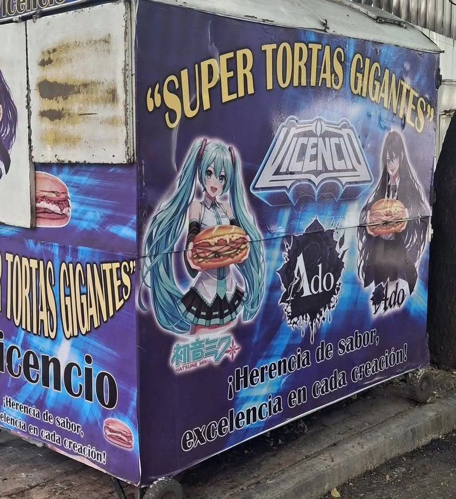 Encuentran un puesto de tortas en la Ciudad de México con las imágenes de Hatsune Miku y Ado